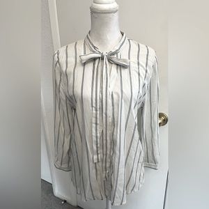 Button Down, Pussybow Tie